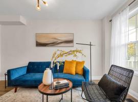 Instaworthy Home - Relaxing Patio - Hot tub & BBQ，位于坎布里奇的酒店