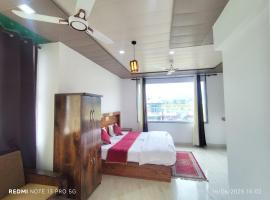Green Dandi Homestay，位于Rāni PokhriDehradun Airport - DED附近的酒店