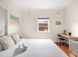 Comfortable & Affordable Stay in Padstow - Queen Room Retreat - Shared Bathroom，位于Padstow的酒店