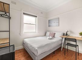 Inviting Double Room - A Peaceful Budget Stay in Padstow - Shared Bathroom，位于Padstow的酒店