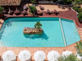 蓝宝石海滩俱乐部度假酒店，位于Lowlands的酒店