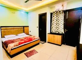 "VRINDAVAN HOTEL SARASWATI DHAM Near Temple - Fully Air Conditioned Rooms #Wi-Fi #Parking #Room Service - Prime Location - Best Seller In VRINDAVAN"