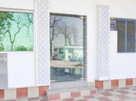 Hotel O Riyansh Restaurant and hotel，位于Jhājra的酒店