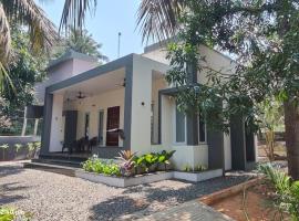 BAYWOODS Luxury Beach Villa, ECR Edaikazhinadu - Near Pondicherry，位于Cheyūr的酒店