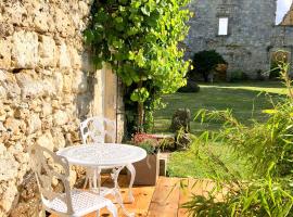 Gite du Chateau Des Fours，位于Cumont的酒店