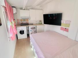 Habitación con baño y cocina，位于Caudiel的酒店