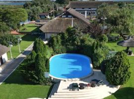 Holbina Trei Bibani - Delta Dunarii，位于杜纳厄图德乔斯的带泳池的酒店