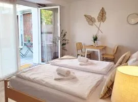 Moderner Ankerplatz mit Terrasse direkt am Hafen "Momentic"