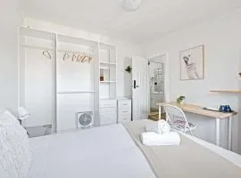 Classic Double Room in Peakhurst - Centrally Located - Shared Bathroom