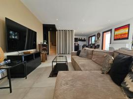 4 chambres - 200m2 - Parking - Jardin，位于伊格涅的酒店