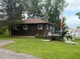 River Front Year Round Cottage，位于Ivy Lea的酒店