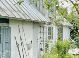 Timber-Framed House With Organic Farm In Nature，位于Stehag的酒店