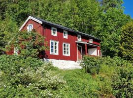 Old Fishermans Home By Mjosundet In Aure，位于Valen的酒店
