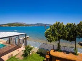SALTY BREEZE Beachfront Villa