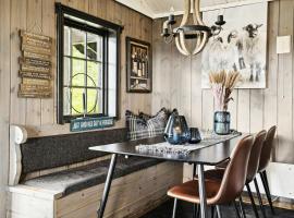 Cosy Cabin With Annex At Blefjell，位于康斯博的带热水浴缸的酒店