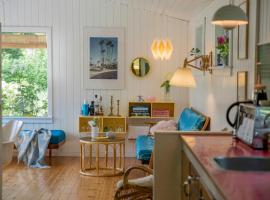 Retro Holiday House With An Incredible Atmosphere，位于Melby的酒店