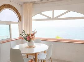 Charming Townhouse in El Faro, Spain, Studding Sea View & Community Pool，位于福恩吉罗拉的酒店