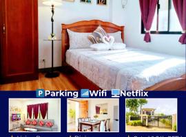 Retreat to a Stylish Flat w/ Balcony + Garden View，位于Liloan的酒店