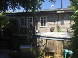 Off grid chalet . HOT TUB & SAUNA. Kid friendly.