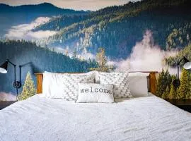 Beautiful & Bright 3 Bed Townhome Near Village