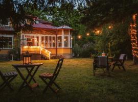 Villa14 - Noisy Party Hostel，位于派尔努的酒店
