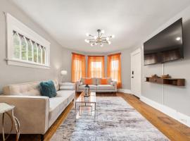 Modern 2BR Mins to Univ, Zoo, Destiny, Downtown，位于锡拉丘兹的酒店
