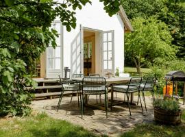 Stay In Fishers House In Forest By Lake，位于马里博的酒店