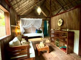 Bungalow à louer AVEC CUISINE ÉQUIPÉE sur plage privée , RAVENALA