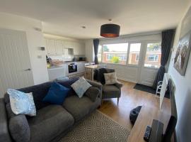 Beau - Brambles Chine, Colwell Bay - 5 star WiFi - Short walk to The Hut and beach - 1 night stays available - Ferry offers，位于淡水的酒店
