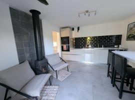 Tranquillity in a modern unit，位于Bazugues的酒店
