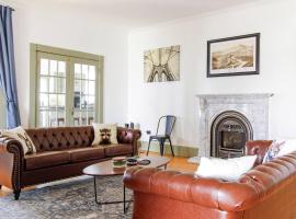 Expansive Victorian close to Saratoga Springs and Lake George，位于Corinth的酒店