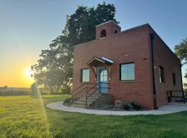 Sunset Stays & Luxe Comfort At The Schoolhouse，位于加斯里的酒店