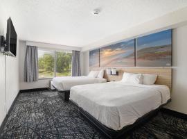 Days Inn & Suites by Wyndham Norton Shores Muskegon，位于诺顿海岸的酒店