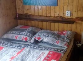 Pronájem dřevěného mobilheimu Štít，位于齐德利纳河畔赫卢梅茨的酒店