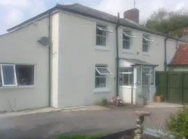 4 Bed-2 Bath-Sleeps 8-Large Garden-Pet Friendly