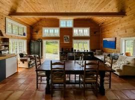 Historic Barn And Captain's House On Tromøya，位于费尔维克的酒店