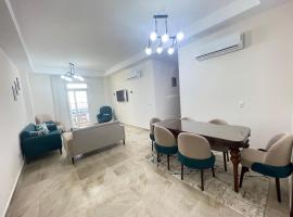 Grand Stylish Two bedrooms Apartment，位于阿莱曼的公寓