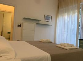 Hotel Ambassador Room Only - Self Check-in，位于卡托利卡的民宿
