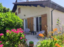 Grand 2 pièces pour 4 personnes avec jardin，位于伊斯内斯的酒店