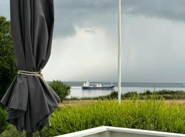 Panoramic View And Artistic Charm In Hundested，位于韩德斯泰德的酒店