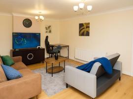 Elegant 3-Bedroom, Free parking, Garden, Pet Friendly, superfast Wi-Fi!，位于锡廷伯恩的酒店