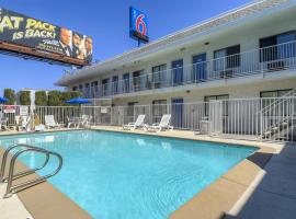 Motel 6 Las Vegas, NV – I-15 Stadium，位于拉斯维加斯的酒店