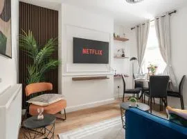 4BedRoom Home - Near LFC & EFC - Breakfast Available