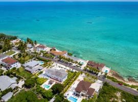 Seaside Paradise Spacious Home with SEVEN bedroom - steps to Sea!，位于拿骚的酒店