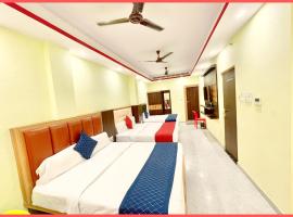 VNS - HOTEL PREMIUM VILLA LAXMI - V - Warm Hospitality & Comfortable Room in Varanasi Near Kashi Vishwanath Temple - BEST HOTEL IN VARANASI，位于瓦拉纳西的酒店