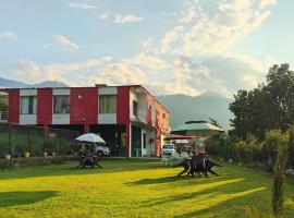 Hotel Thakur Villa by JK Adventures，位于Bhadarwāh的酒店