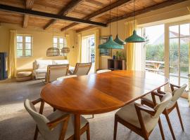 Historic Fisherman's Gem With Twist In Klitmøller，位于措斯泰兹的酒店