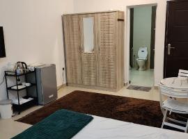 Muscat Airport Guesthouse All Private Ensuite Rooms，位于马斯喀特的民宿