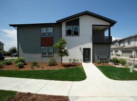 Lovely 2BR Home - Your Fort Collins Retreat!，位于柯林斯堡的酒店