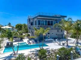 Off the Hook - Luxury Waterfront Pool Home, Kayaks & Bikes, 30' Dock